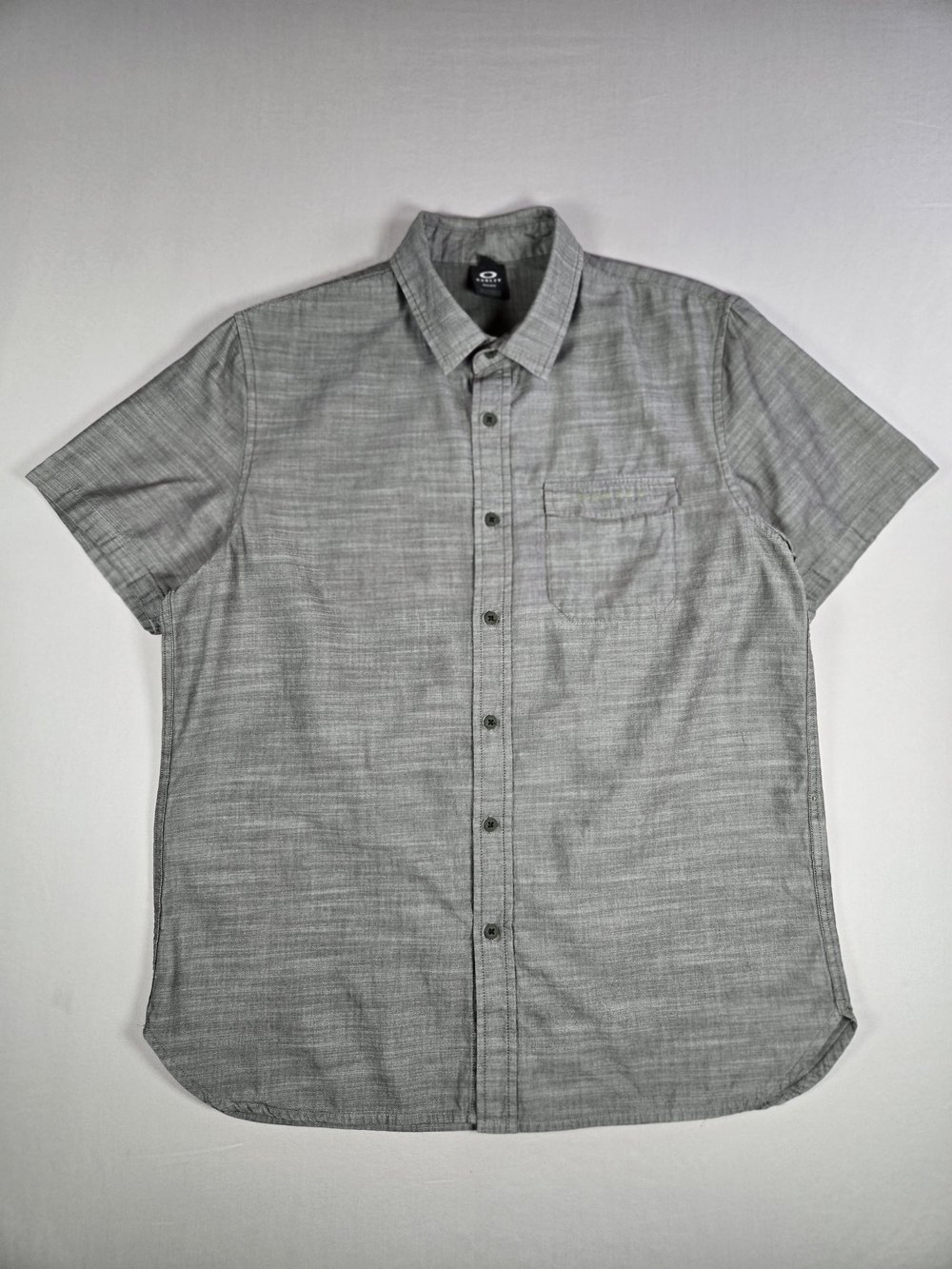 Oakley Men's Regular Fit Gray Short Sleeve Button Down Y2K Style Size Medium